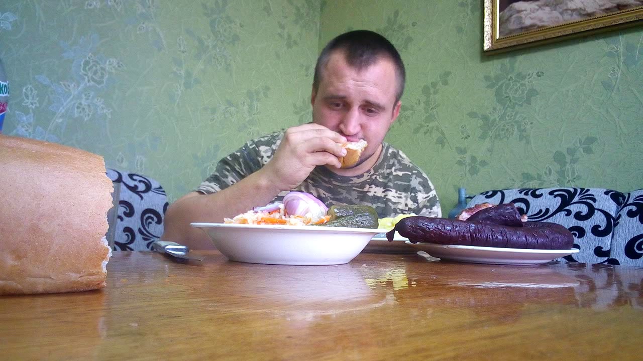 Пью самогон с колбаской травяной чай со свиной щекой квашеной капустой и солеными огурчиками