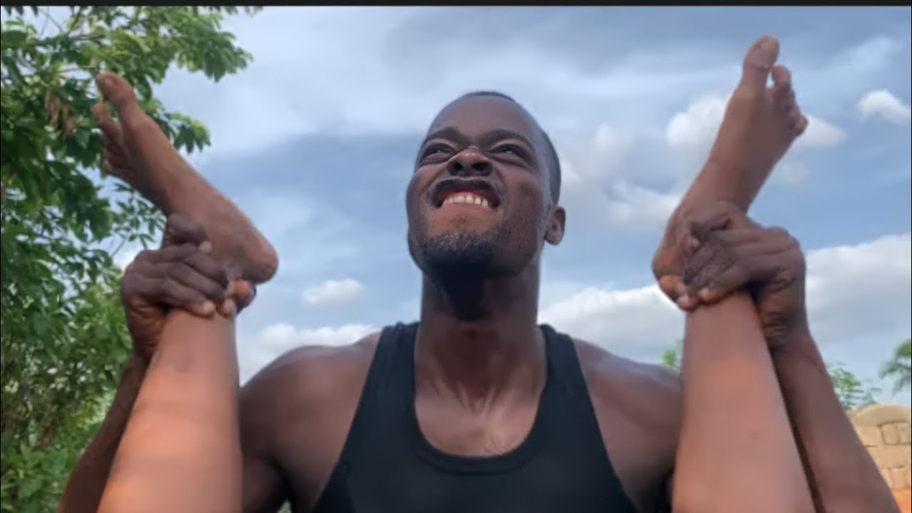 Umugabo afashe umunyeshuri waruvuye kwiga Reba 😭😭 