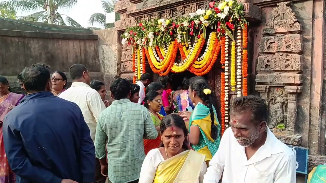 మహాశివరాత్రి సందర్భంగా శ్రీ ముఖలింగేశ్వర స్వామివారిని దర్శించుకున్న భక్తులు.శ్రీముఖలింగం.శ్రీకాకుళం 