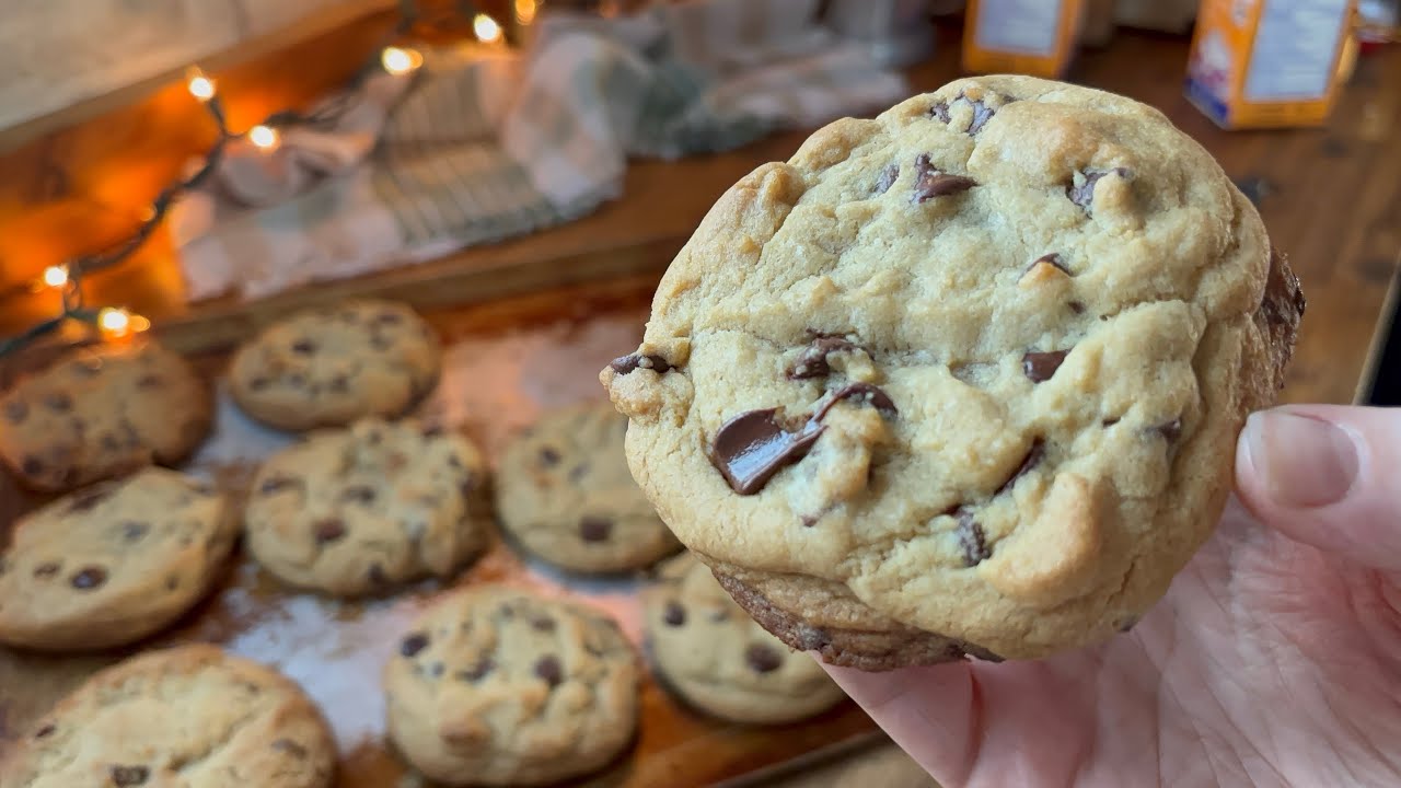 how to bake the BEST CHOCOLATE CHIP COOKIES recipe - crunchy outside, soft & chewy middle 