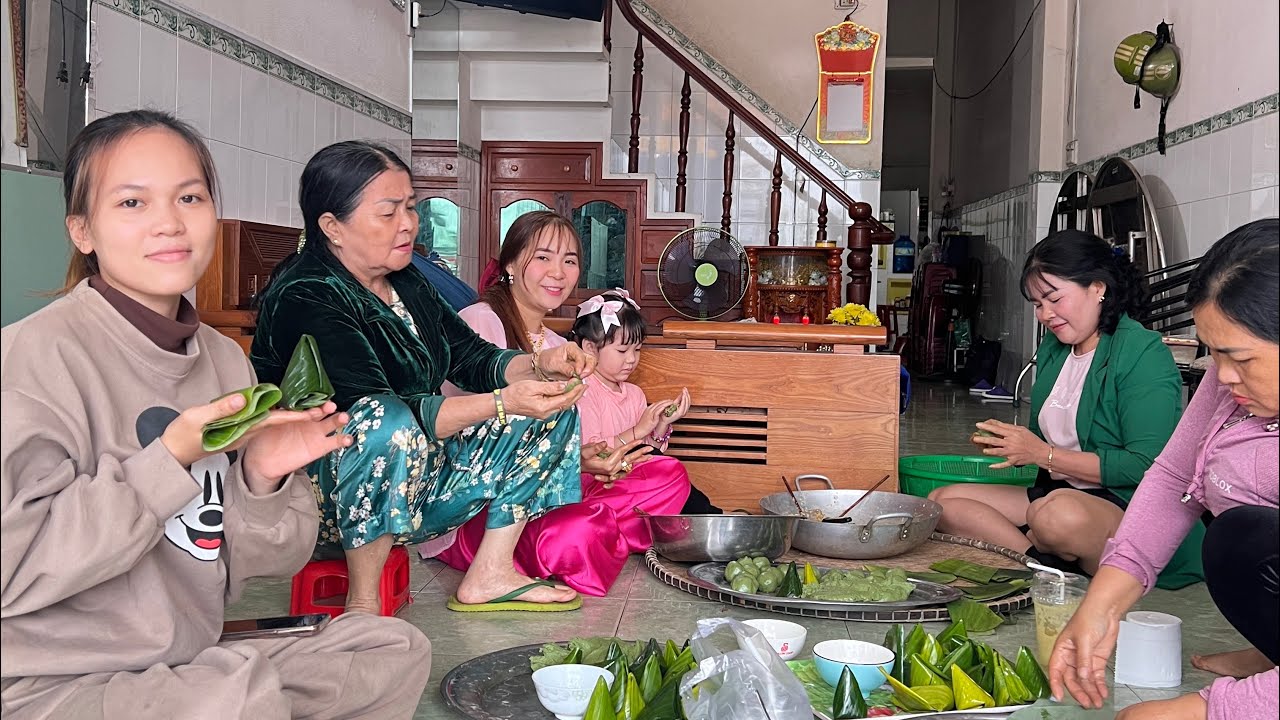 Cả nhà làm bánh ít cúng giỗ ba