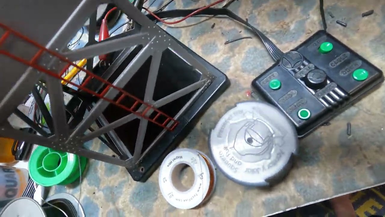 Lionel Trains  Restoration of182 Magnetic Crane with rare grreen button controller.