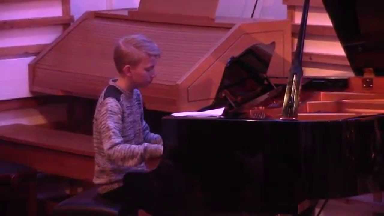 Tatu Sandvik soittaa pianoa