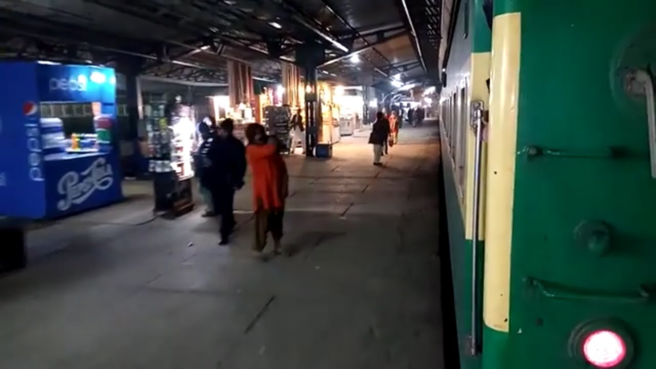 Pakistan Railways:35up Sir Syed Express reaching Rohri Junction