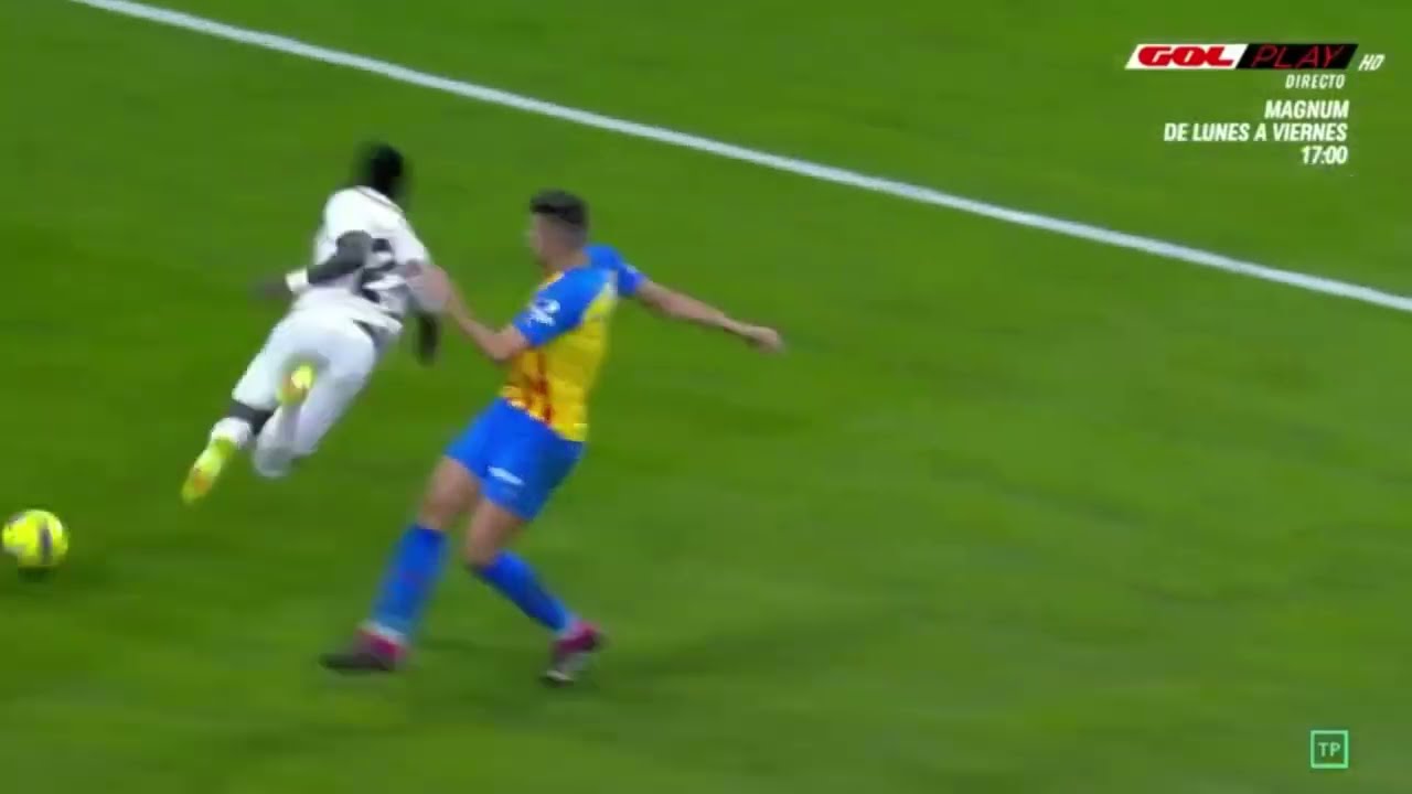 SALVAJE PATADA A VINICIUS JR