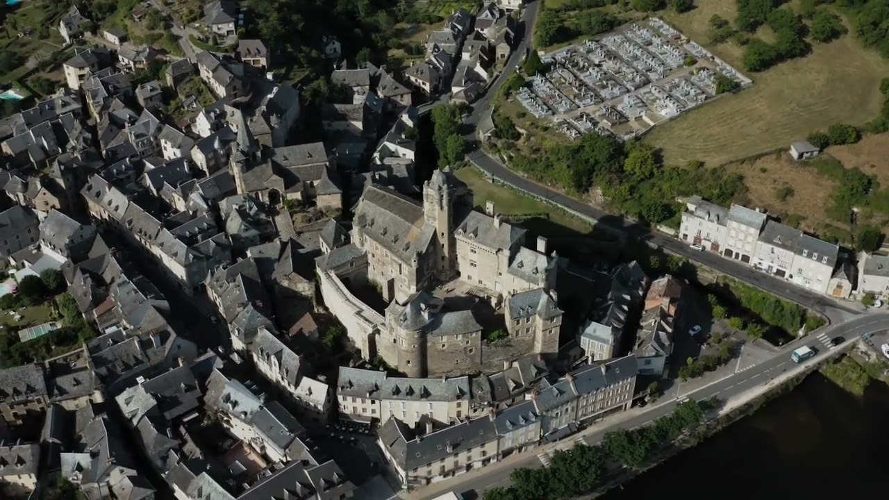 Le Joaillier du couteau - Village d'Estaing en Aveyron vue du ciel
