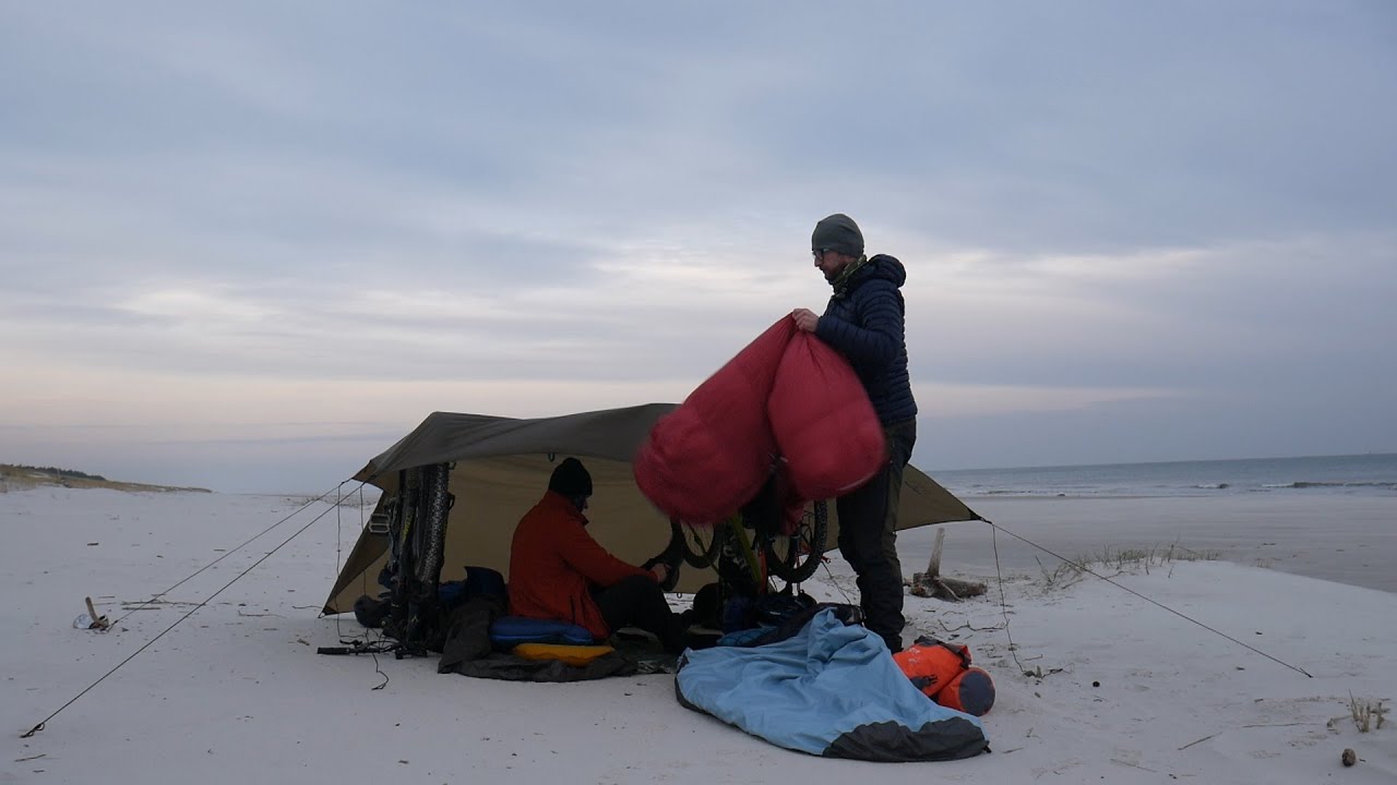 Biwak na dzikiej plaży. Pomysły na dania w terenie.
