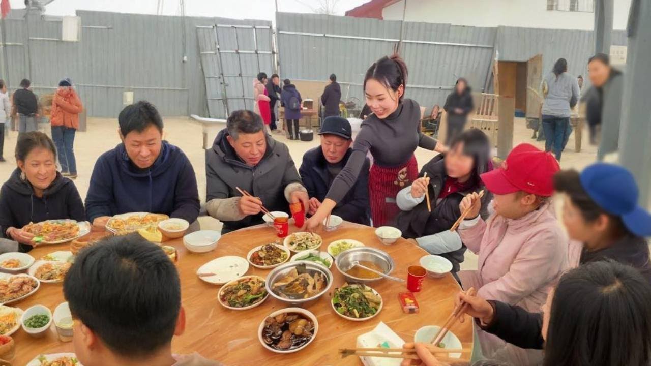 快过年咯，美女带着小伙子们噶四百多斤的大肥猪，请全村人吃饭~【文杰吖】