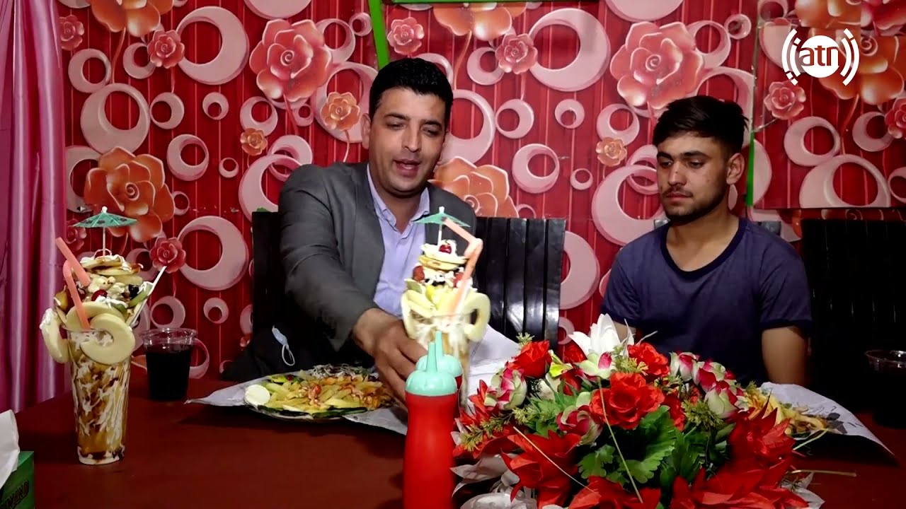 Yama Popal eating  Burger with his guest  / برگر خوری یما پوپل با مهمانش