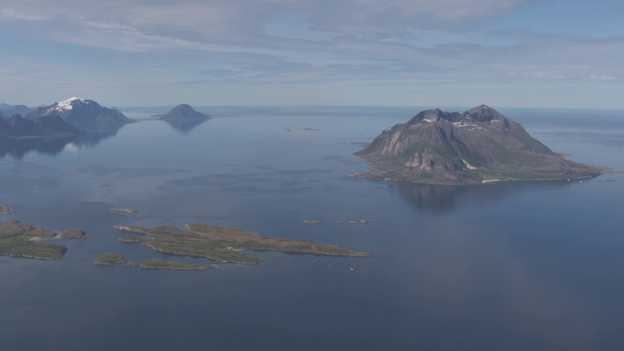 Sandhorn&oslash;ya, Glasskuppelhuset, Fjellet Sandhornet, &oslash;yer og kystlandskap - Flying Over Norway