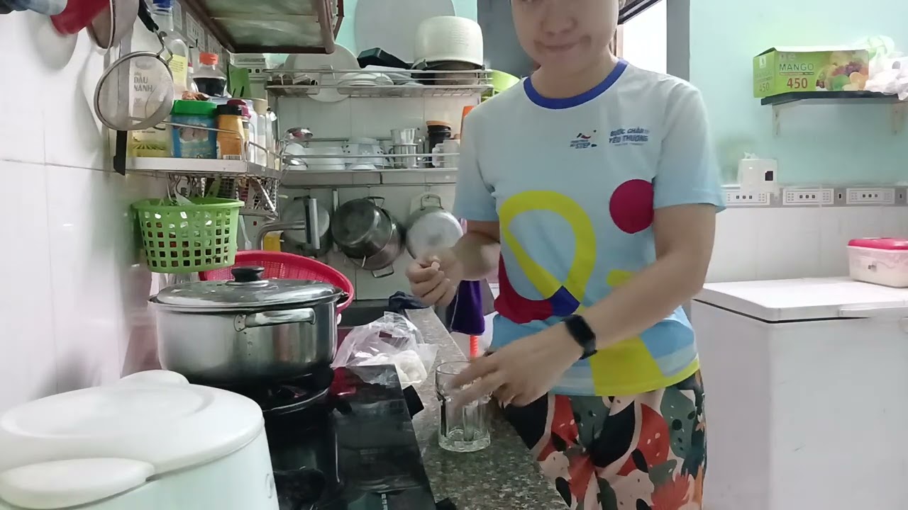 Mẹ Qui review cách uống ống bổ sắt trong lúc Saki ngủ nướng | Hè 2.8.2025