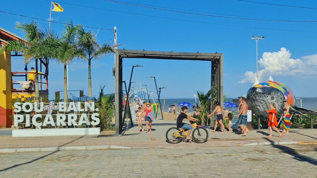 Piçarras SC..Praia Central..Muito movimento na orla..