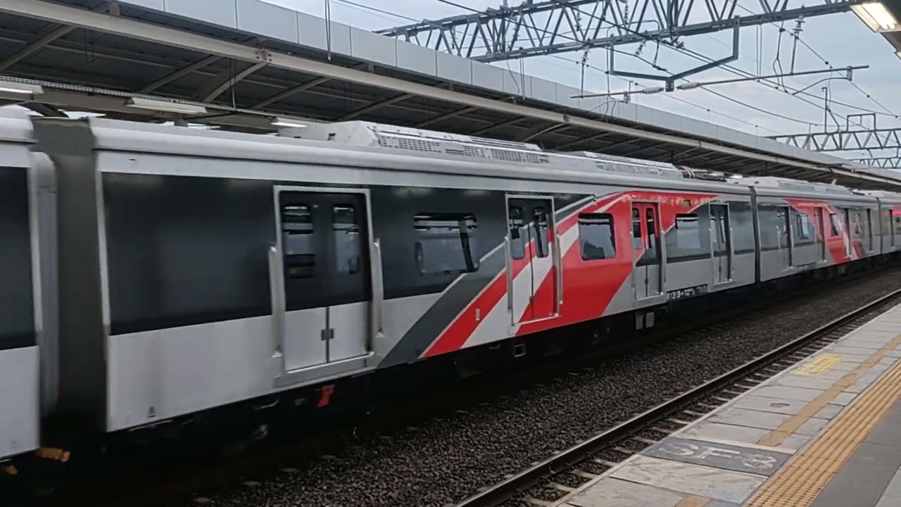 KRLコミューターラインCLI-125系 マンガライ駅到着 KRL Commuterline CLI-125 series EMU