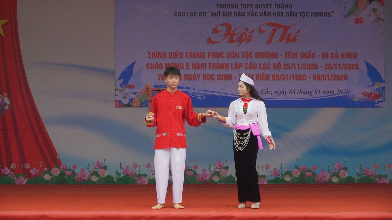 Trình diễn trang phục dân tộc Mường