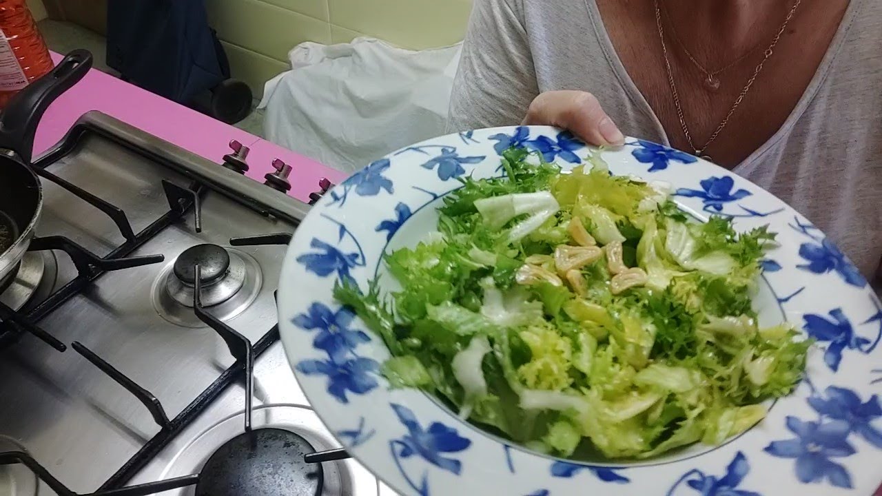 RIQUISIMA DIETA MEDITERRANEA,DELICIOSA ENSALADA DE ESCAROLA CON AJOS FRITOS