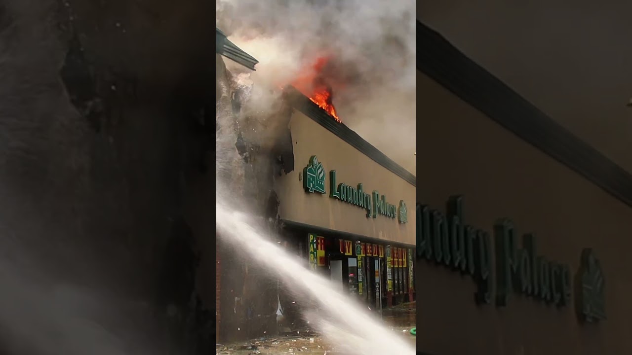 Massive fire breaks out at a strip mall in Central Islip #LongIsland #BreakingNews
