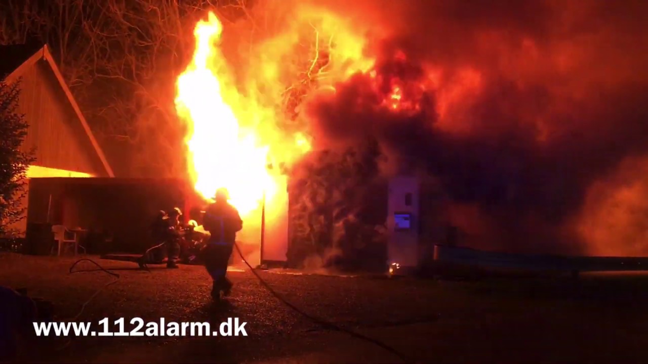 Voldsom brand i v&aelig;rksted. B&oslash;geagervej i Vejle. 02/12-2019. Kl. 18:29.