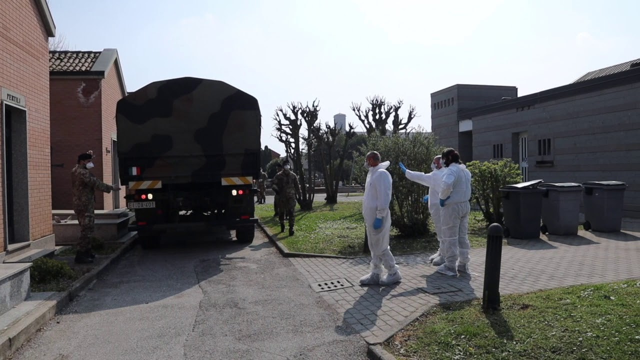 Coronavirus. L'arrivo delle bare da Bergamo alla certosa di Ferrara
