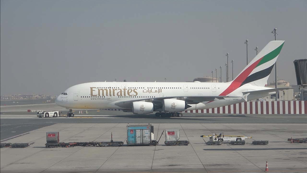 Incredibly Beautiful Takeoff From Dubai International Airport Onboard A Emirates B777-300 (4K)