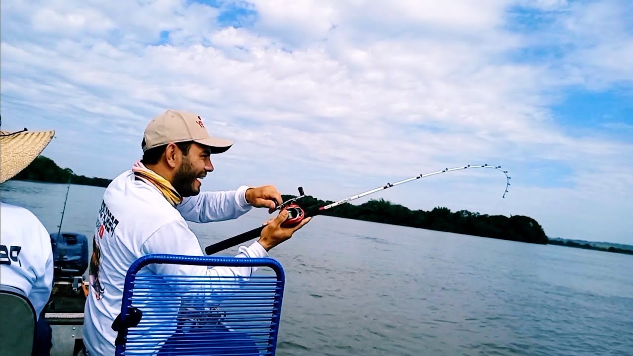 QUANDO O CARDUME DESSE PEIXE ENCOSTA NA CEVA &Eacute; S&Oacute; FISGADA BRUTA / PESCARIA