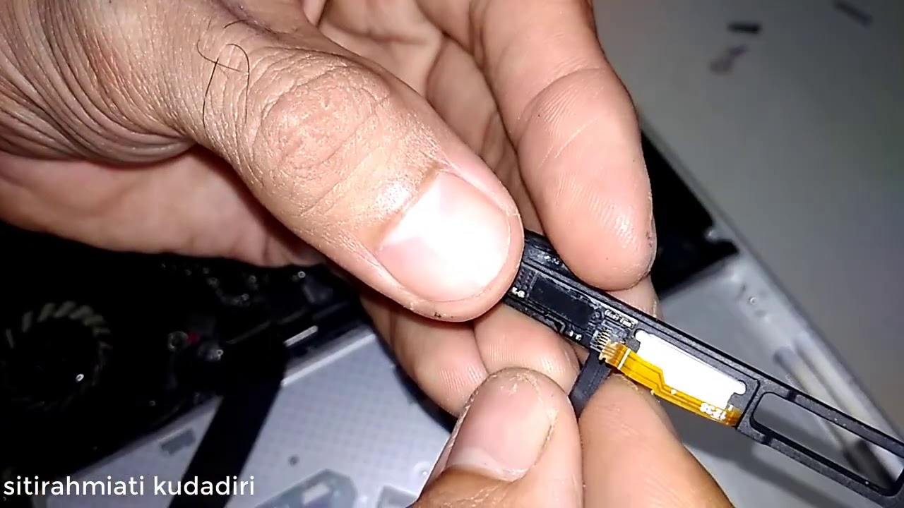 belajar memperbaiki sendiri cara menganti kabel flexible Hardisk Apple MacBook Pro 13..!!