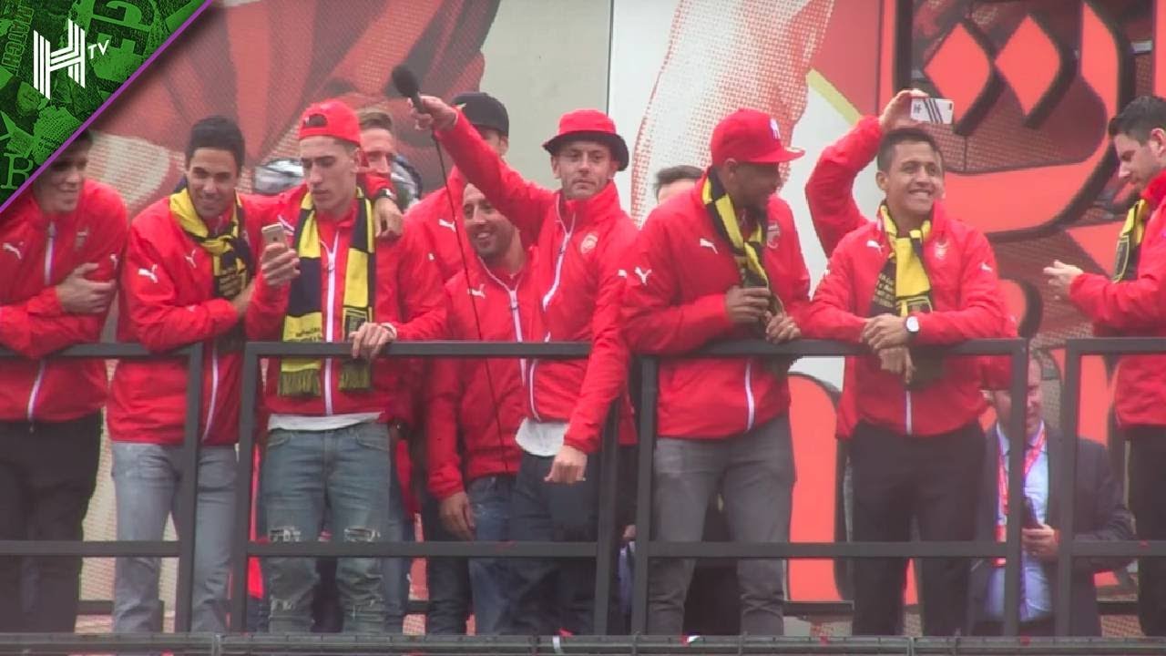 Джек Уилшер исполняет песни против «Шпор»