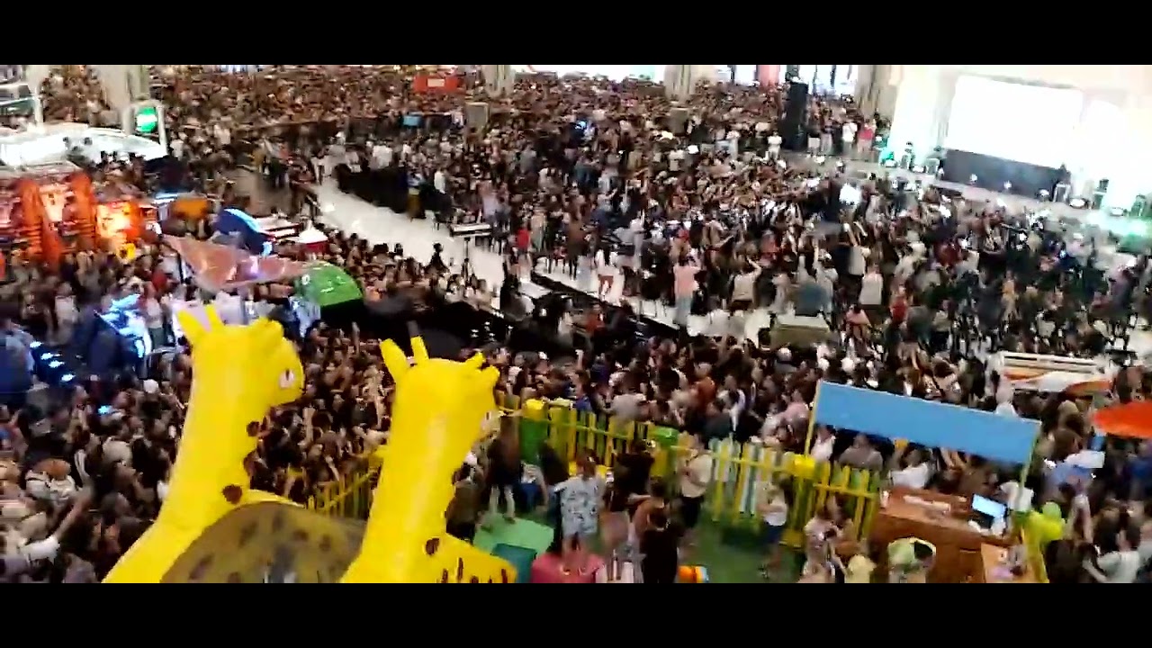 Kathryn Bernardo and Alden Richards at Market! Market! for Hello, Love, Again final mall tour