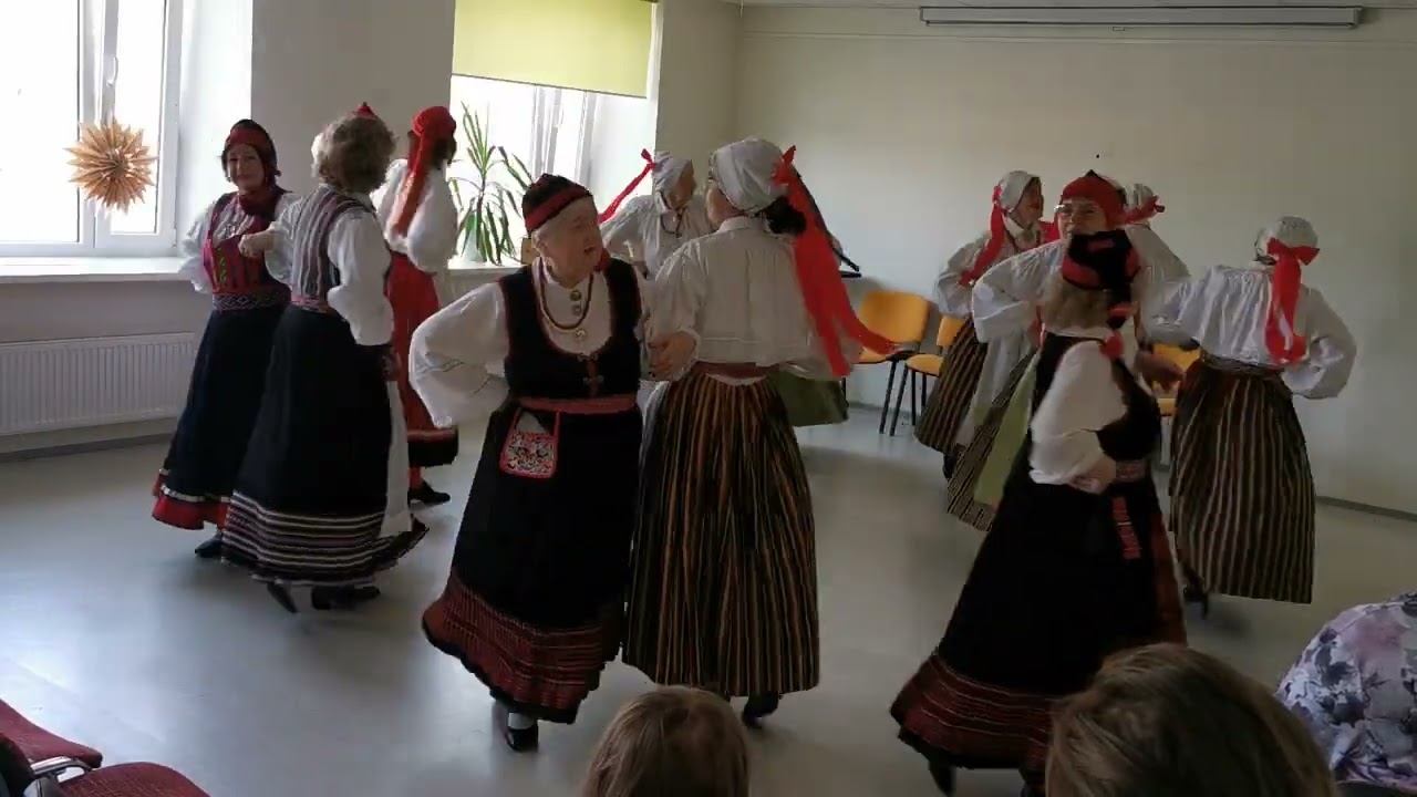 Tallinna Kristiine Päevakeskuse rahvatantsurühm 
