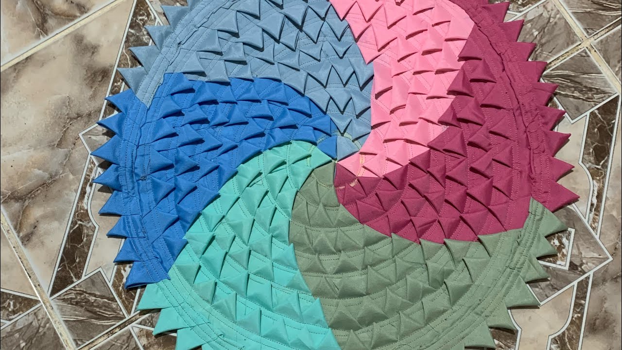 TAPETE DE RETALHOS COM BICOS  INVERSOS FORMANDO CARACOL