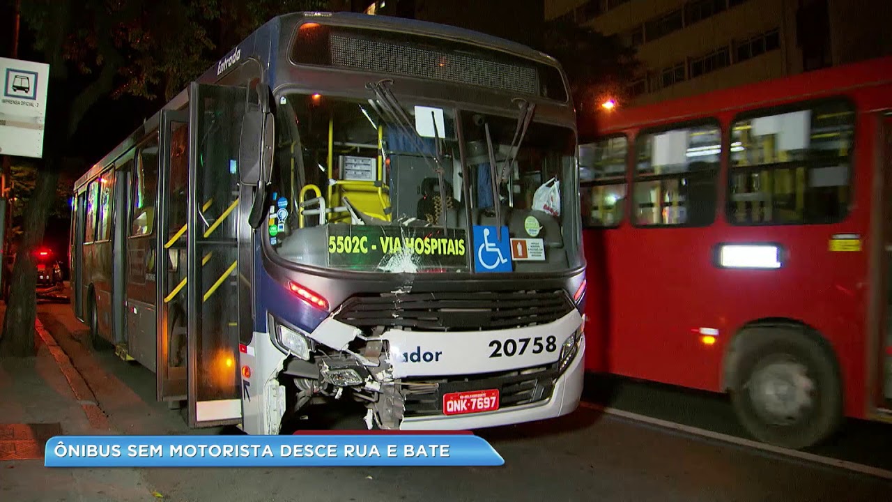 Motorista de ônibus verifica catraca e veículo desce avenida