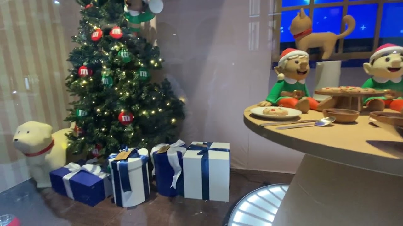 Christmas Windows Return to Hudson’s Bay Store in Toronto  - The Wonders of Mars