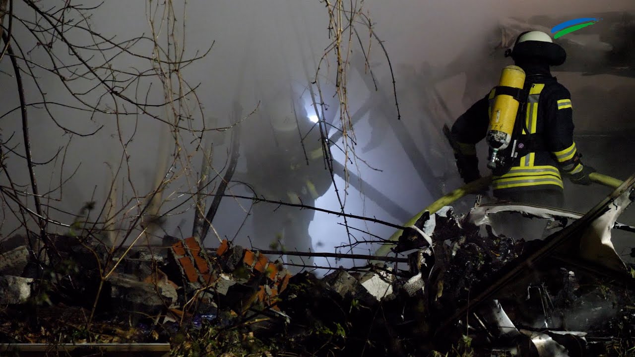 Hesel: Gebäude an B 72 brennt