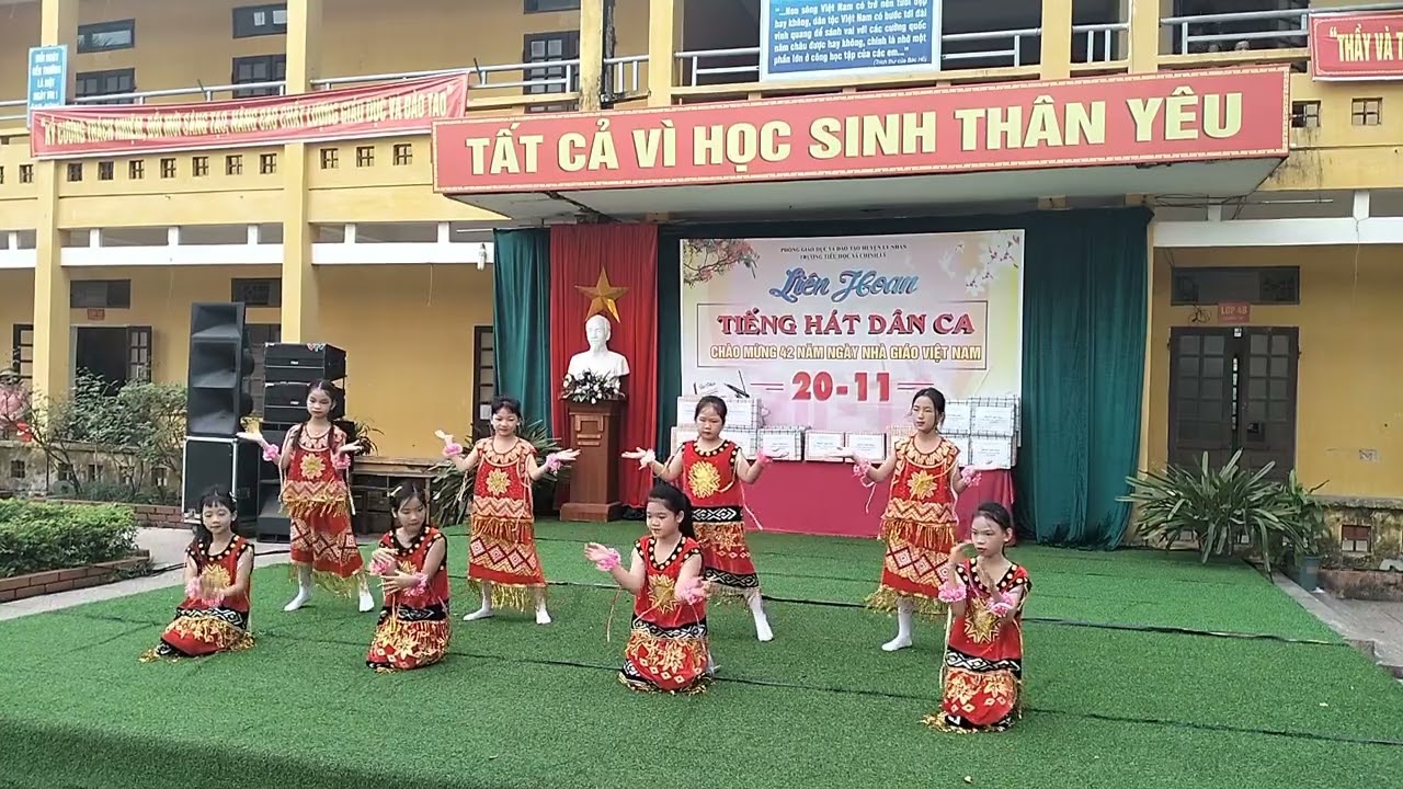 Múa: Cô giáo em là hoa ê-ban - Lớp 4D