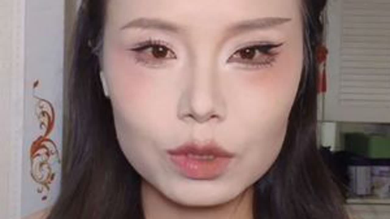 姐妹们要的两种不同妆容教程，超详细，快练习，记得交作业哦#日常妆容教程 #狐系妆容教程 #狐系眼妆 #新手化妆教程 #妆容分享