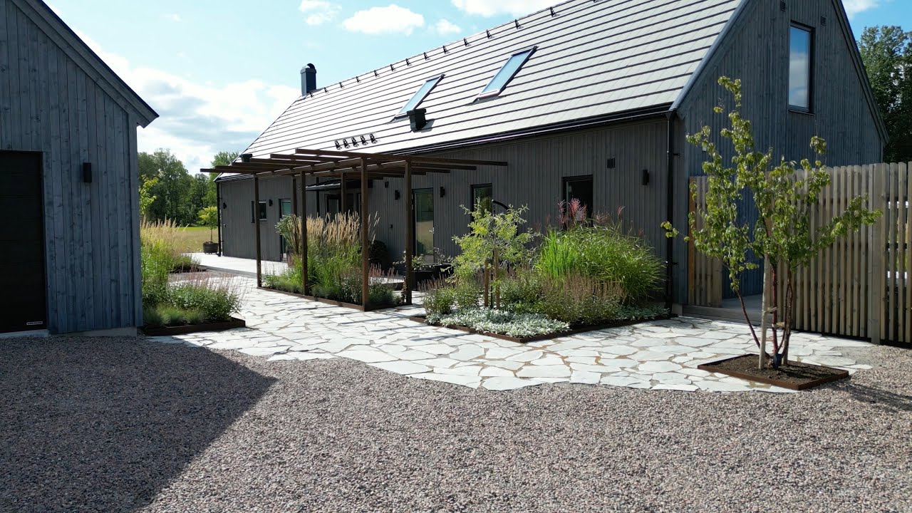 En trädgård runt ett ladhus