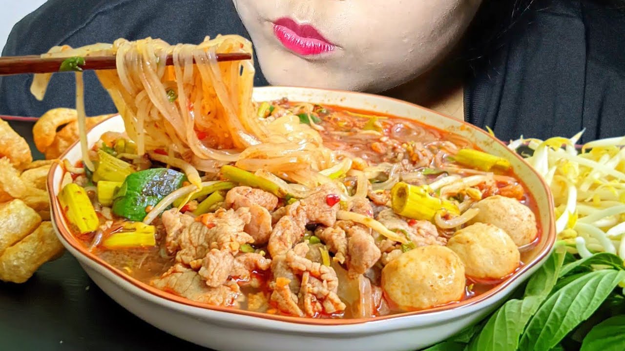 EATING THAIFOOD / PORK NOODLES SOUP,  นํ้าตก