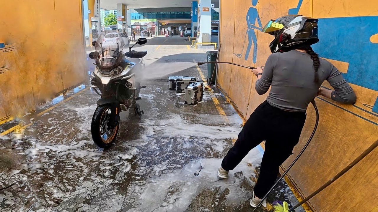 Eşim CFMOTO 800MT'yi Yıkarken ORTALIK KARIŞTI! 😬💦 (Bol Kahkaha)