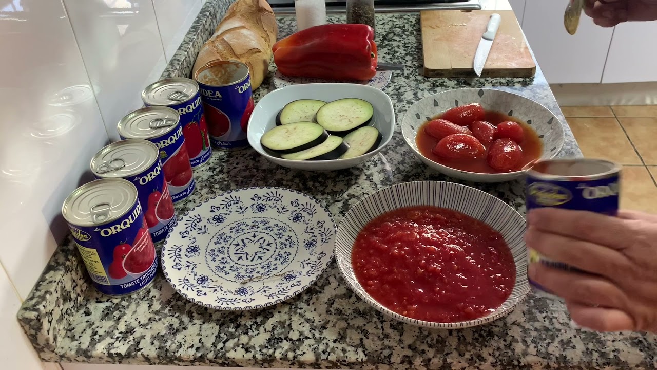 Costillejas de cerdo fritas con tomate la Orquídea y pimiento berenjena