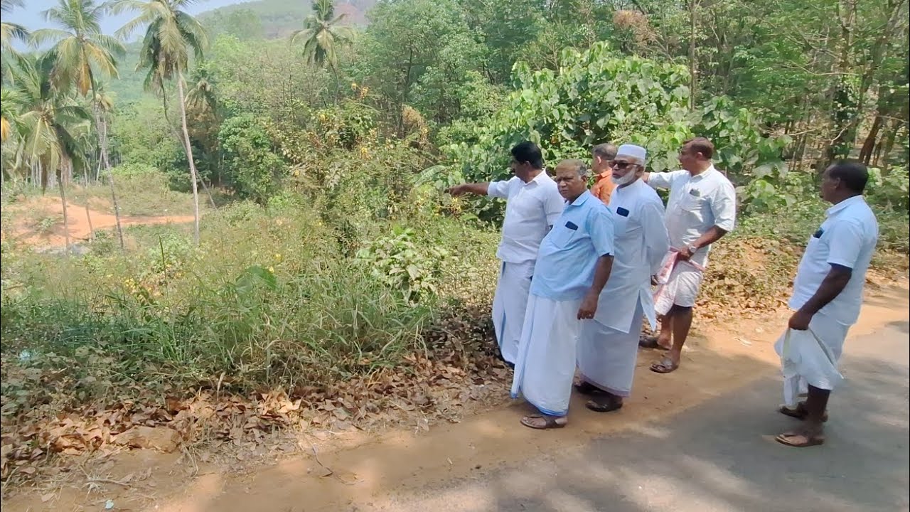ബഡ്സ് സ്കൂളിന്റെ സ്ഥലത്തിലേക്ക് വഴിയില്ലാതെയാണ് പണി നടക്കുന്നത് രക്ഷിതാക്കളും കമ്മിറ്റി ഭാരവാഹികളും
