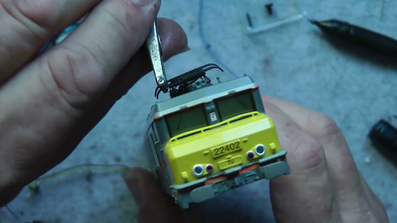 Wolfgangs Märklin Modellbahn-22402 Franz Lok kontakt Probleme, LEDs verbaut,Gehäuse aufgebohrt