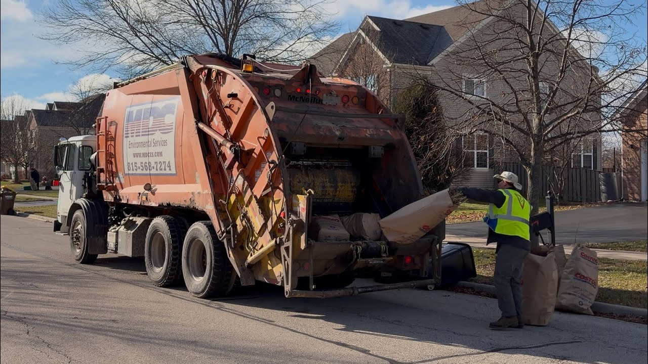 MDC Autocar ACX McNeilus Rear Loader Garbage Truck Packing Yard Waste Bags