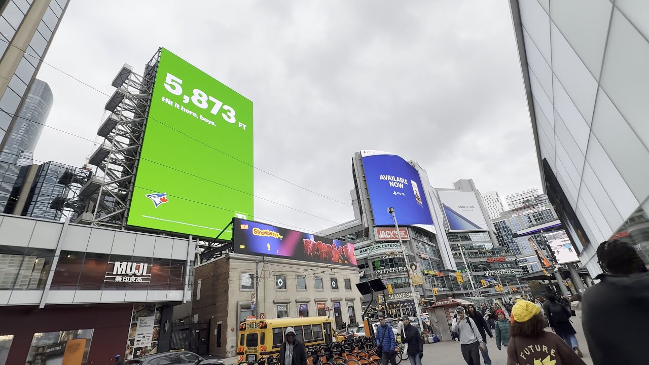 4k Toronto,On 🇨🇦 2025| Walking from Dundas Square to Cow Park King St W