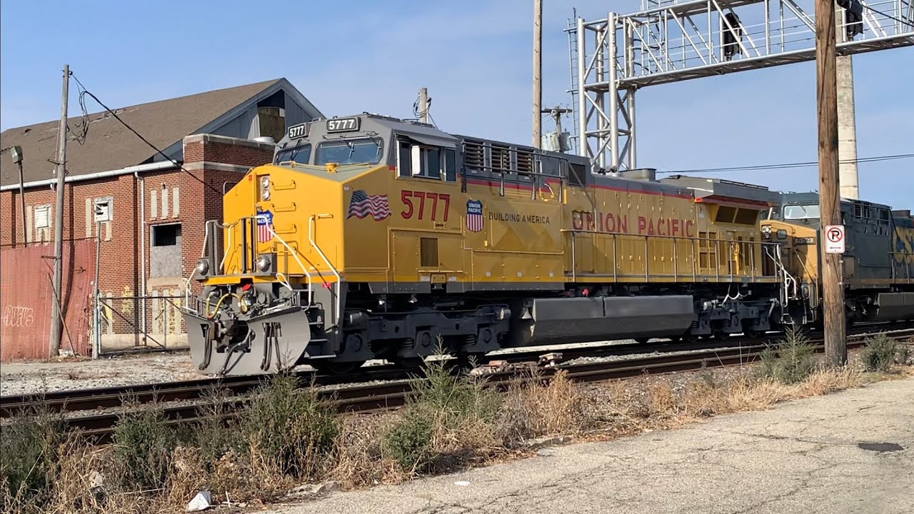 One Locomotive Pulling 4 Minute Long Train!   Rebuilt UP Loco Leading CSX Train, DPUs & Rival Power