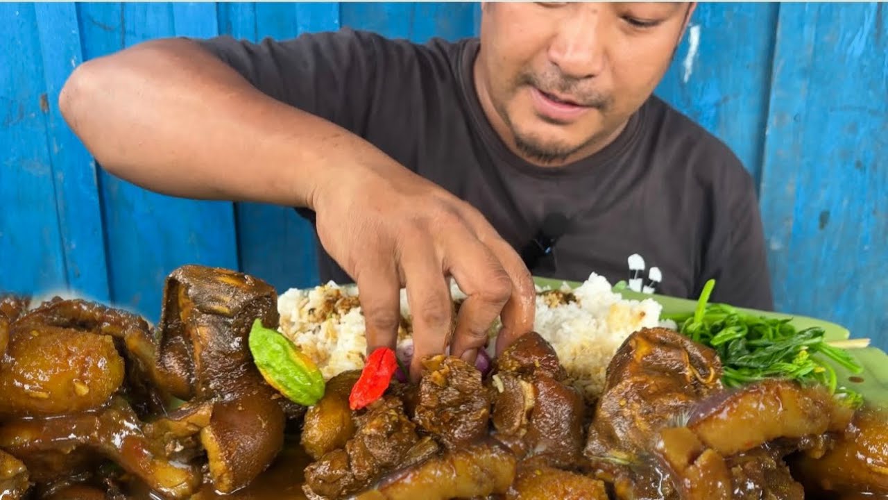 Eating delicious pig ear with greens and king chilly // Naga eating show.