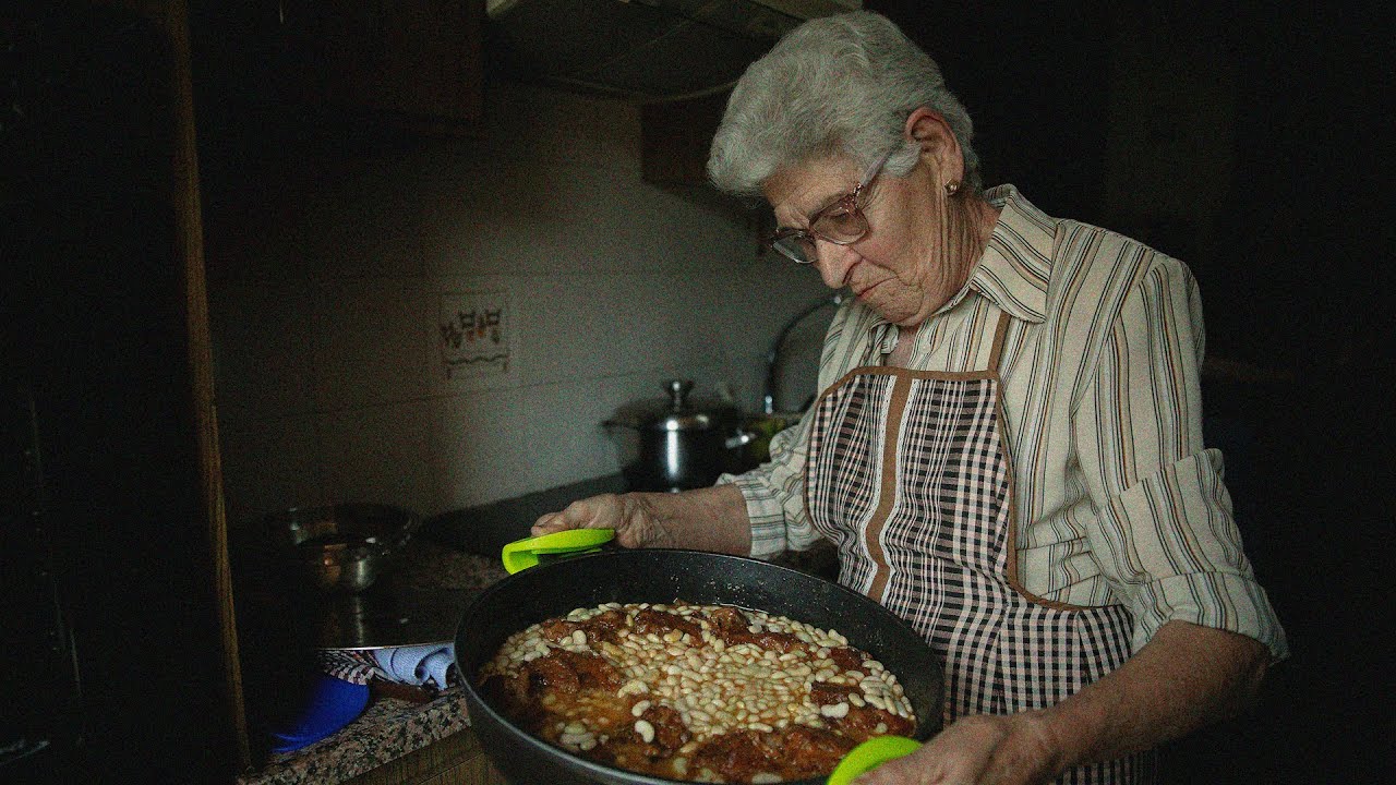 Cuina sÀvia amb l'Agustina: peus de porc amb mongetes del ganxet