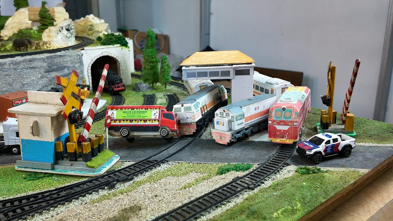 Drama Merakit Kereta Api CC203 Anjlok Menabrak Truk Pembawa Gas LPG Di Area Palang Pintu Kereta KAI