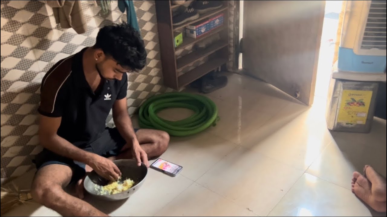YE DEKHOO GUYS BUDHIRAM KISME KHANA 🥘 KHA  RAHE HAI 