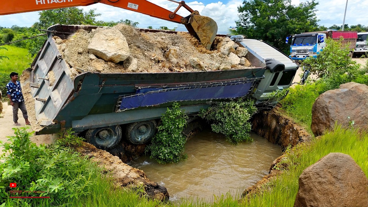 Trying to Recovery! It's Over Hyundai Truck Overland Fail Sink Land Hole Mud Used Skill Exacavator