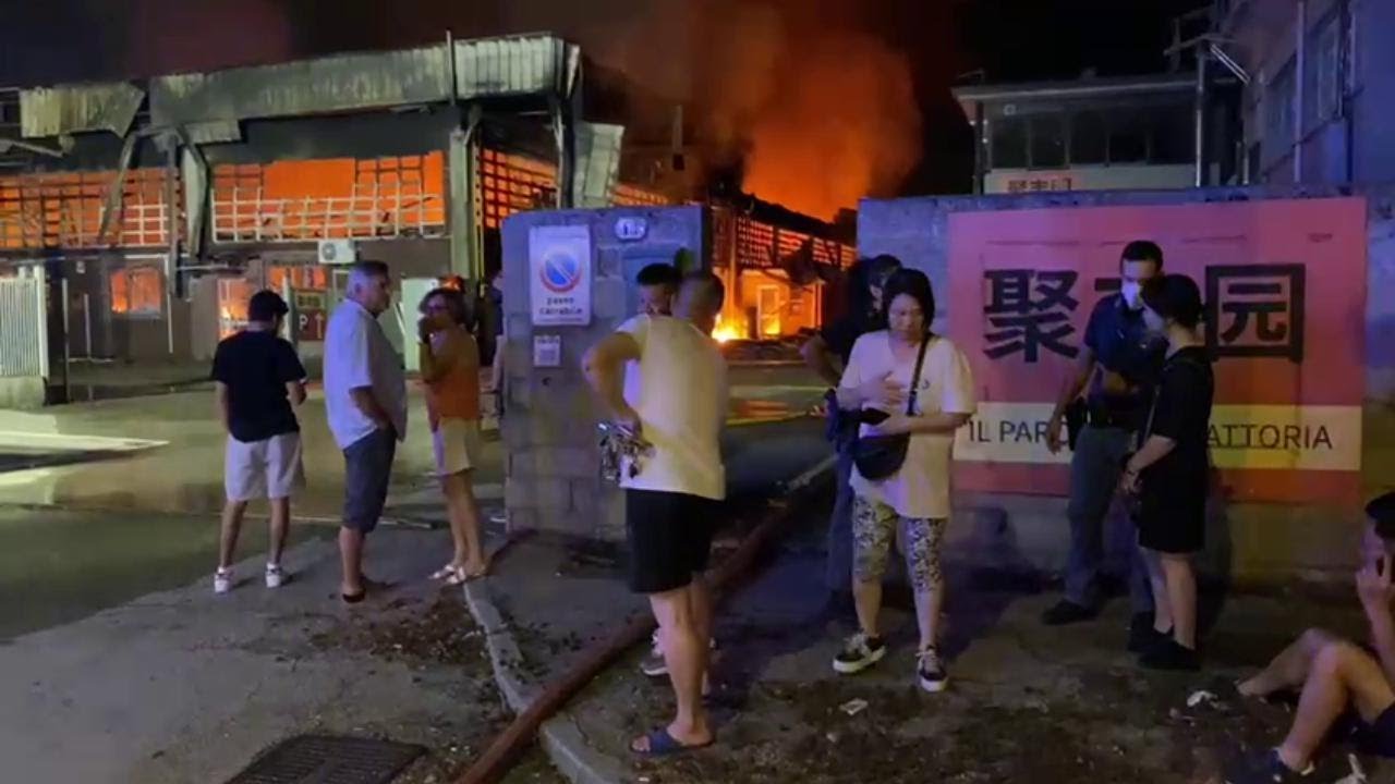 Padova, enorme incendio in via Uruguay. A fuoco un capannone pieno di merce