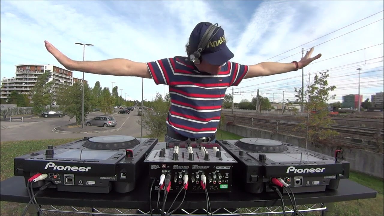 PIONNER CDJ 900 NEXUS - baiodeejay - live set from Segrate Train Station (MI) ITALY